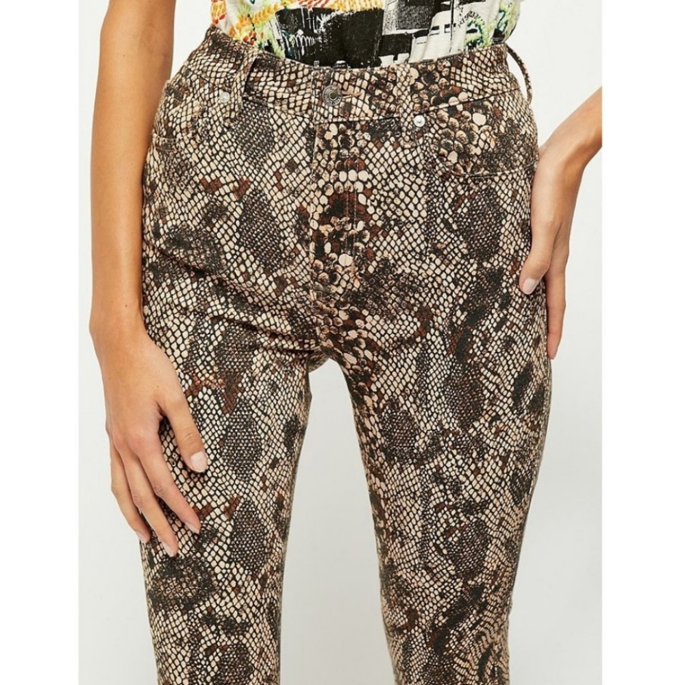 🆕🌿FREE PEOPLE HIGH RISE SNAKEPRINT JEANS🌿 - Picture 4 of 9